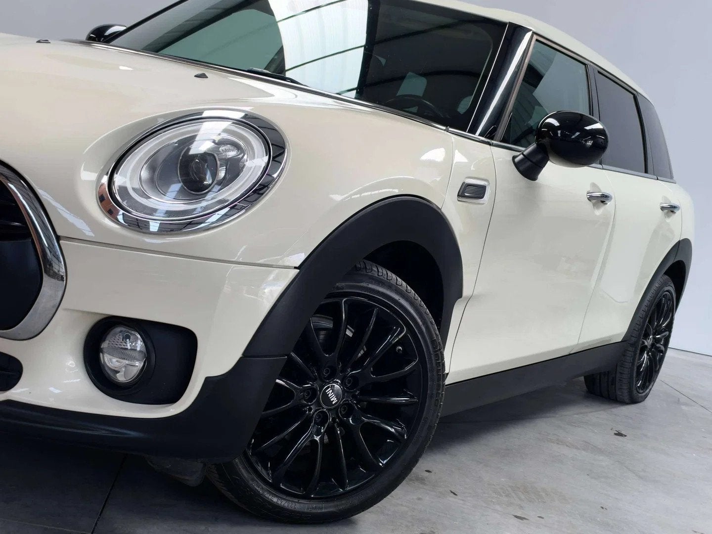 MINI Clubman One 1.5D-GPS-LED-AIRCO AUTO-BLUETOOTH-JANTES17-, Auto's, Stof, Gebruikt, 116 pk, Wit
