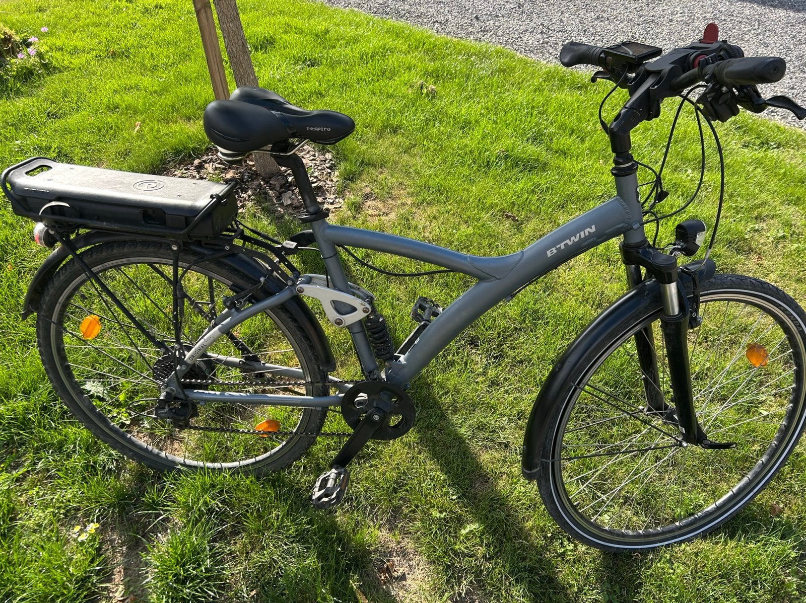 Velo, chargeur et Batterie B-TWIN 36V. 2 ans, Utilisé