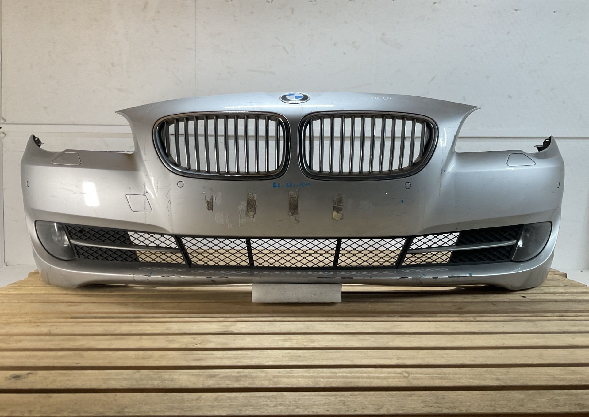 Bumper BMW 5 Serie F10 F11 Pre LCI 09-13 Voorbumper R2-261RM, Auto-onderdelen, Petuelring 130
80788  Munich, DE, Gebruikt, Voor