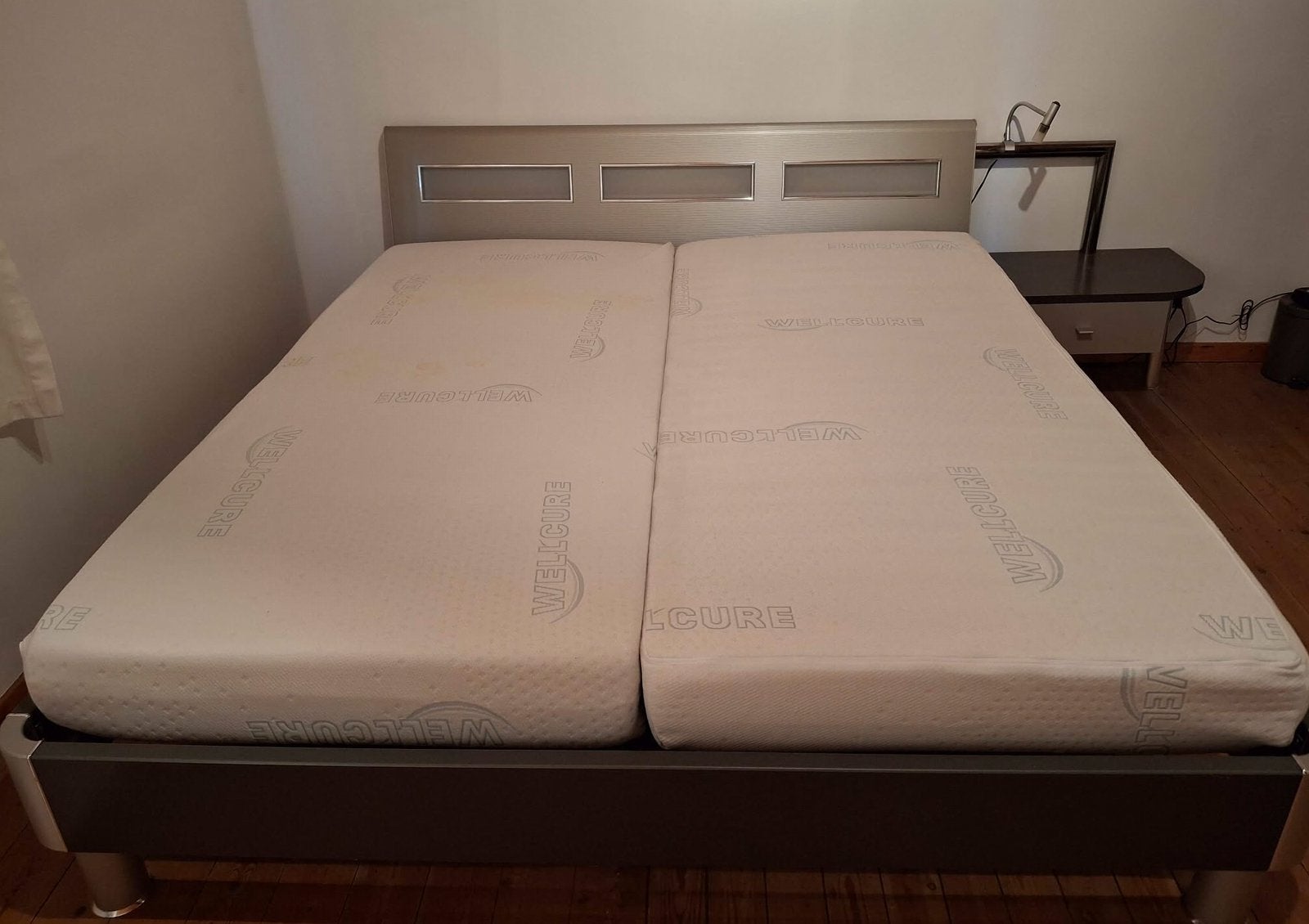 2 Persoonsbed met nachtkastjes, lattenbodems en 2 matrassen., Huis en Inrichting, Slaapkamer | Bedden, Ophalen, Gebruikt, Tweepersoons