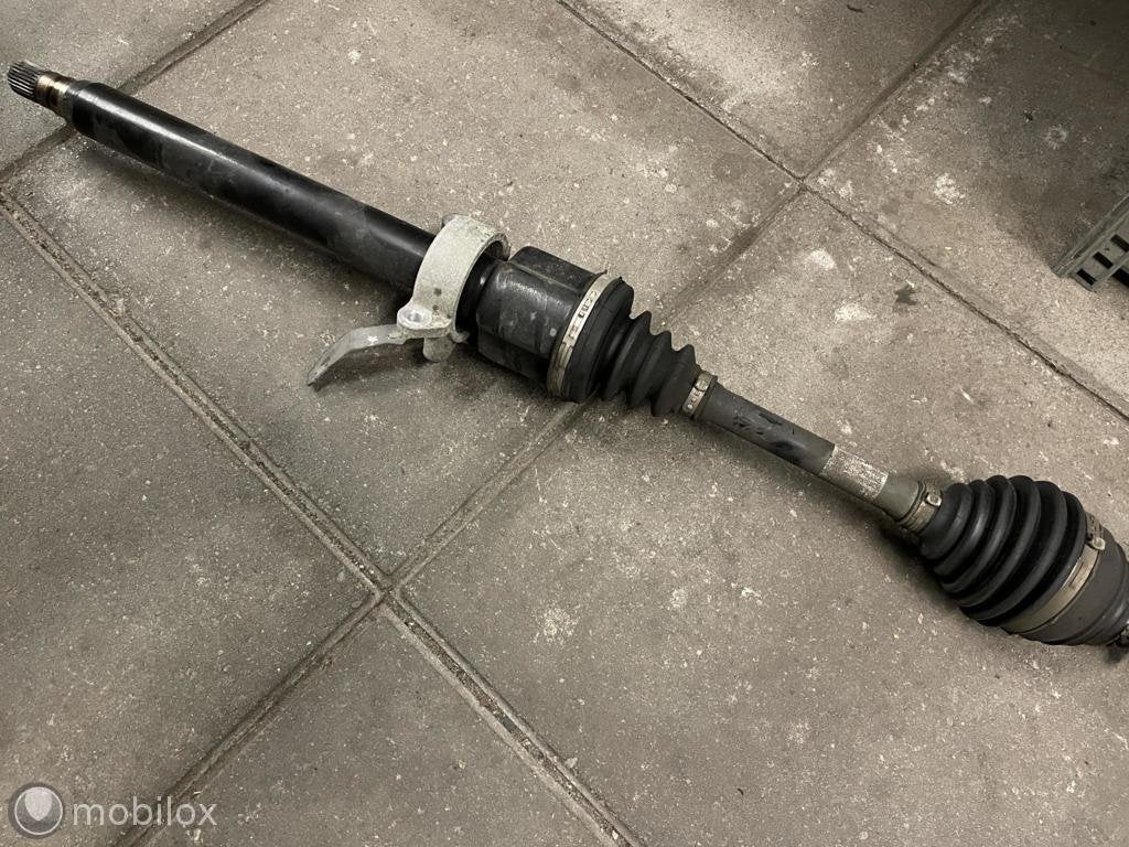 Aandrijfas rechtsvoor BMW 2-serie  F46 31608643368, Enlèvement ou Envoi, Utilisé, BMW, BMW