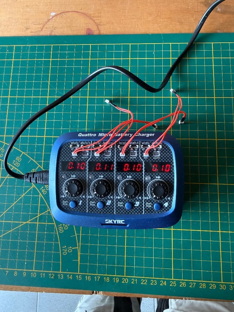 SkyRC Quattro Micro 1S LiPo lader – 4 kanalen + kabels, Ophalen of Verzenden, Gebruikt