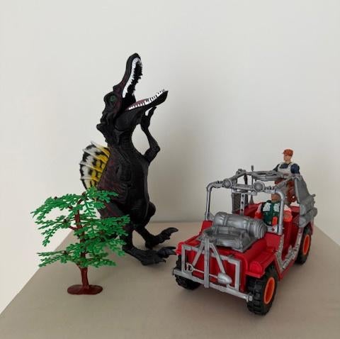 speelgoed jeep met dino, Ophalen, Zo goed als nieuw