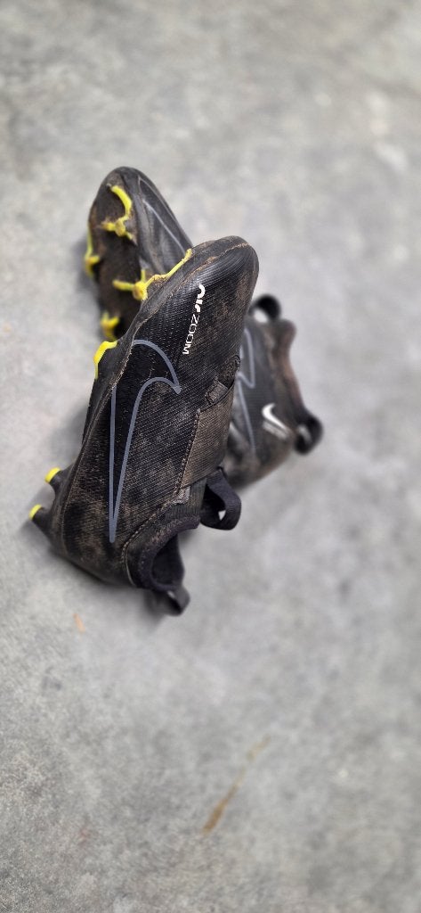 Nike Mercurial voetbalschoenen zwart-geel – 30, Ophalen, Gebruikt