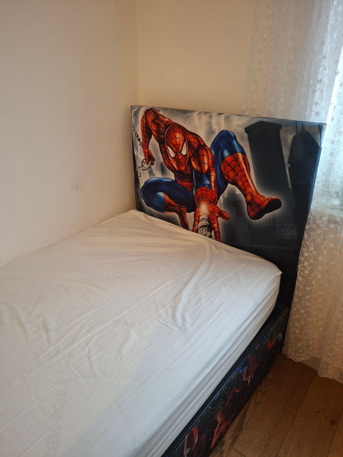 Spiderman bed, Ophalen