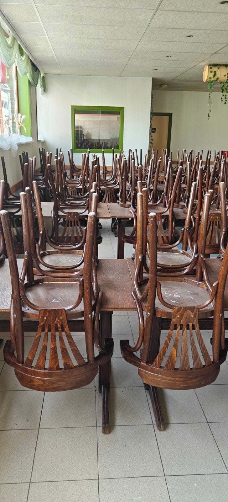 tables de café (au moins 33 brunes) et chaises (33  4) chai, Enlèvement, Utilisé