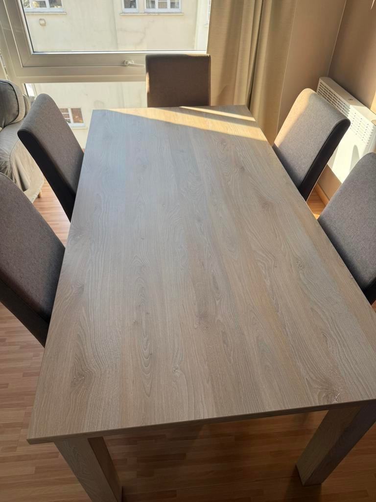 Belle table avec 6 chaises, Enlèvement