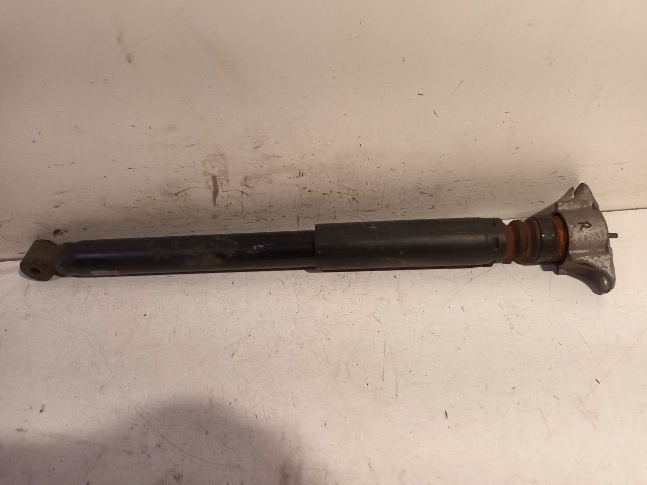 Schokbreker rechts achter Ford Kuga, Onderdelen@venauto.nl, Van der Ven Autorecycling B.V., Ettenseweg 76, 4706 PB Roosendaal, The Netherlands
