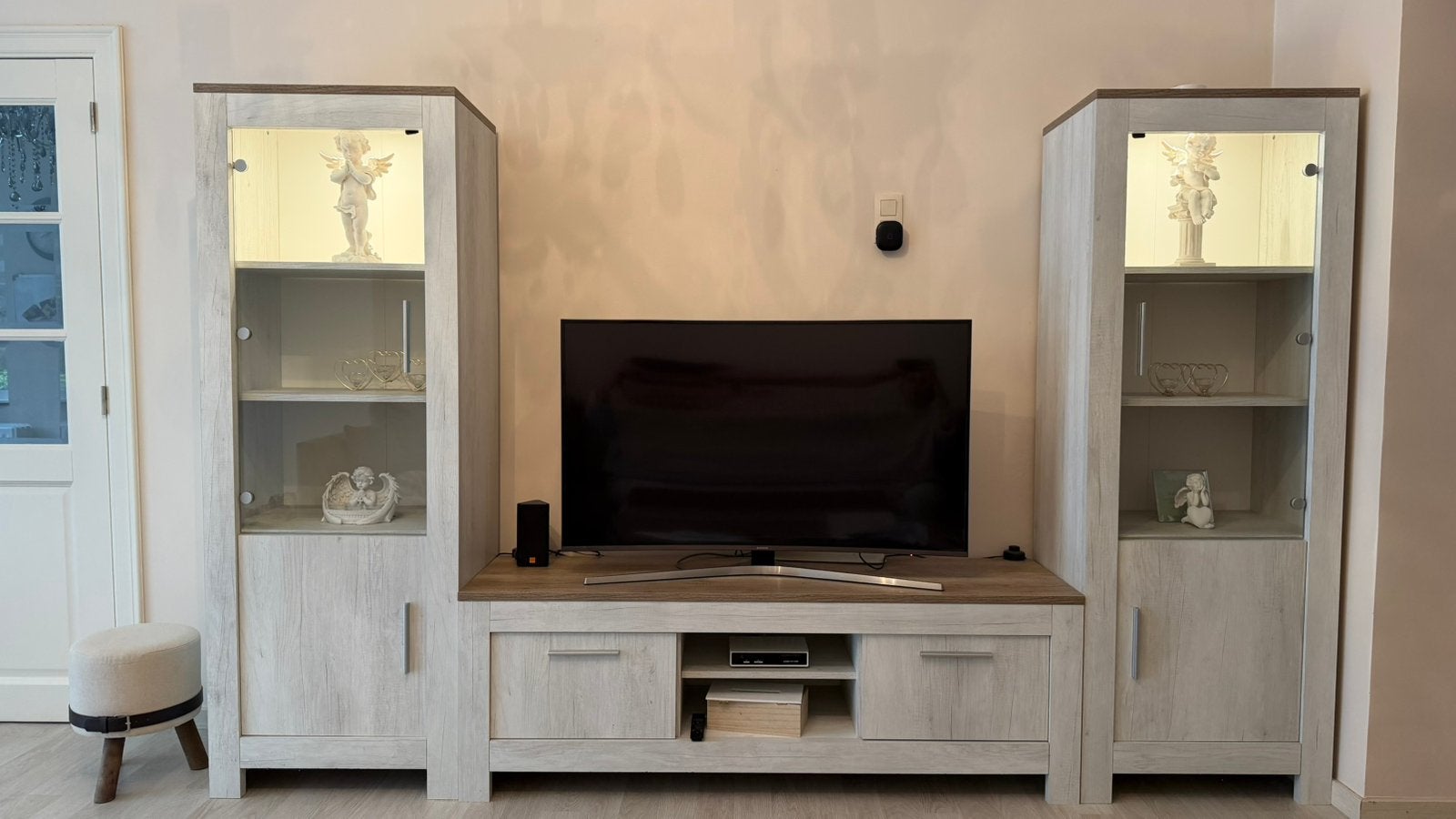 TV-meubel met 2 verlichtte vitrinekasten – Goede staat, Huis en Inrichting, Ophalen, Landelijk modern, 100 tot 150 cm, Eikenhout