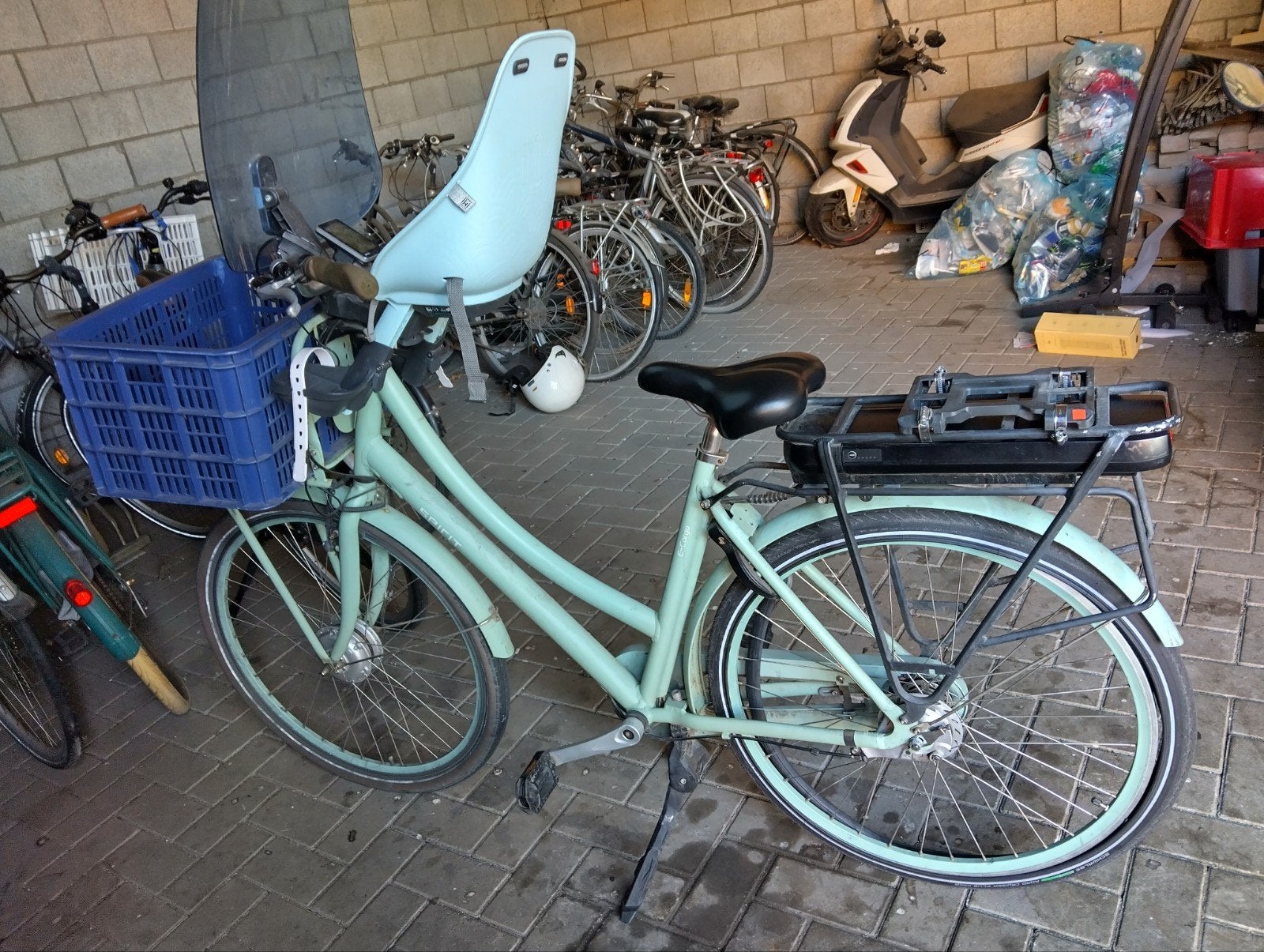 Elektrische fiets met kapot achterwiel, Fietsen en Brommers, Gebruikt, Versnellingen, 0 zitjes, Ophalen