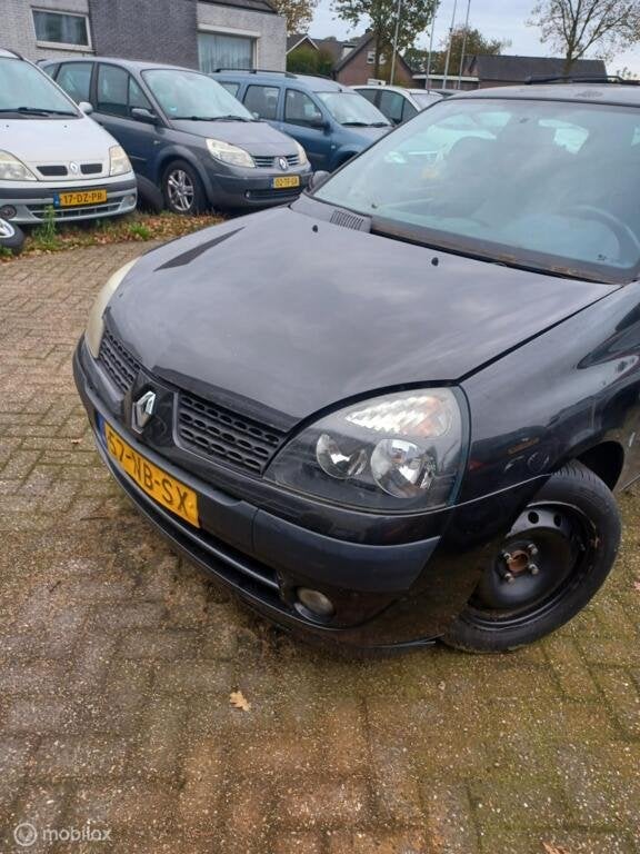 Voorbumper zwart 676 Renault Clio II ('98-'08)  volkel, Renault, Utilisé, Avant, Renault