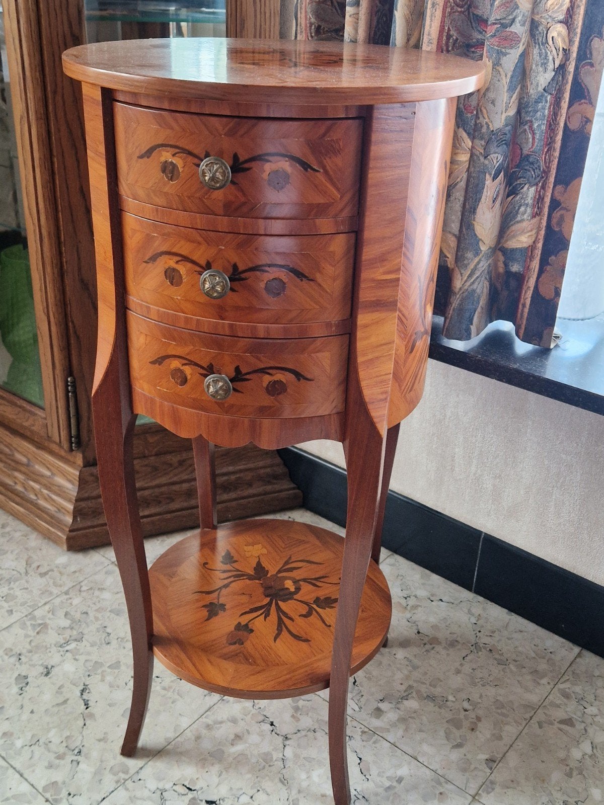 2  klassiek rond houten bijzetkastje, Ophalen