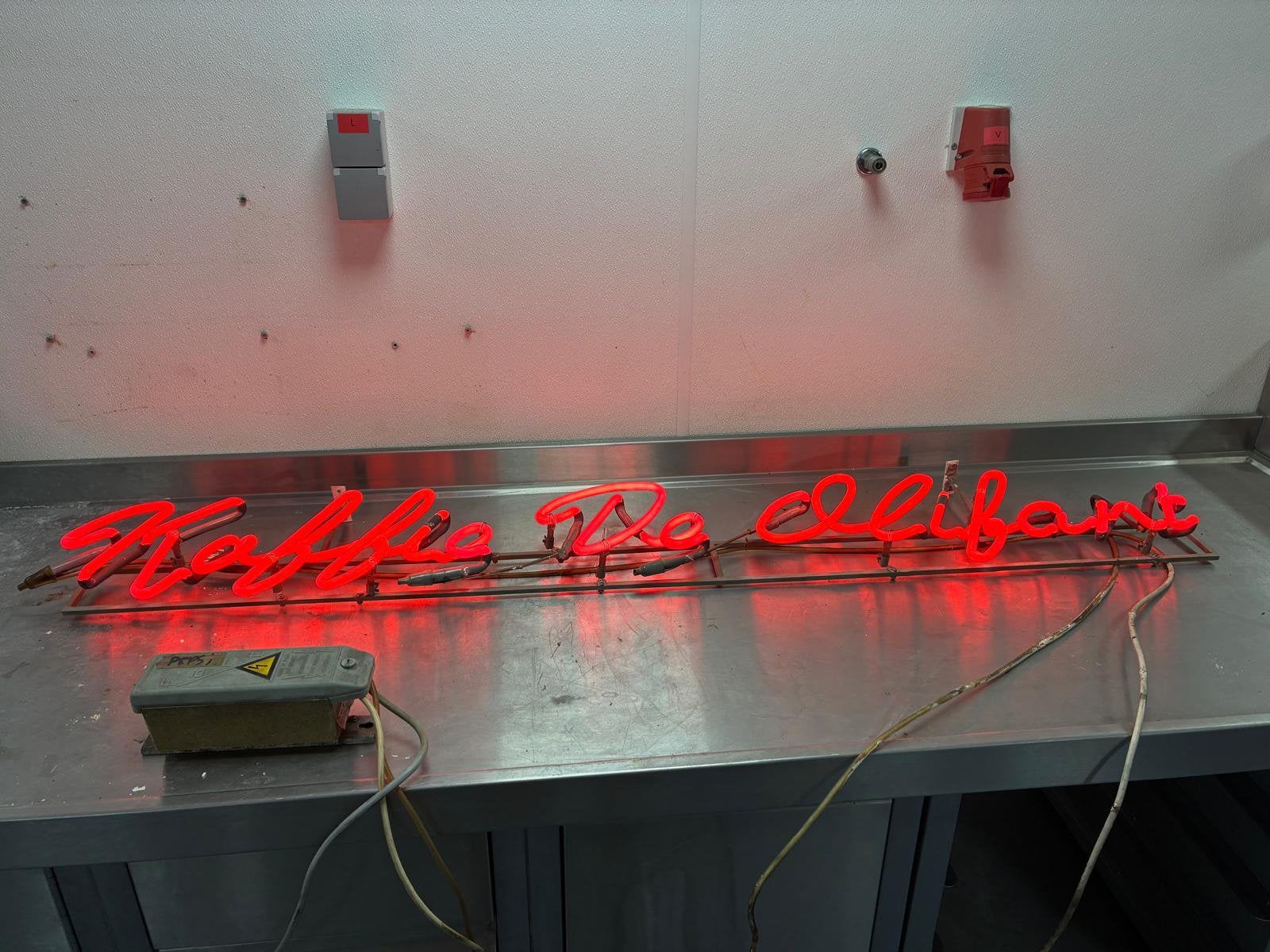 Originele vintage neon "Koffie De Olifant" - werkend - rood, Ophalen