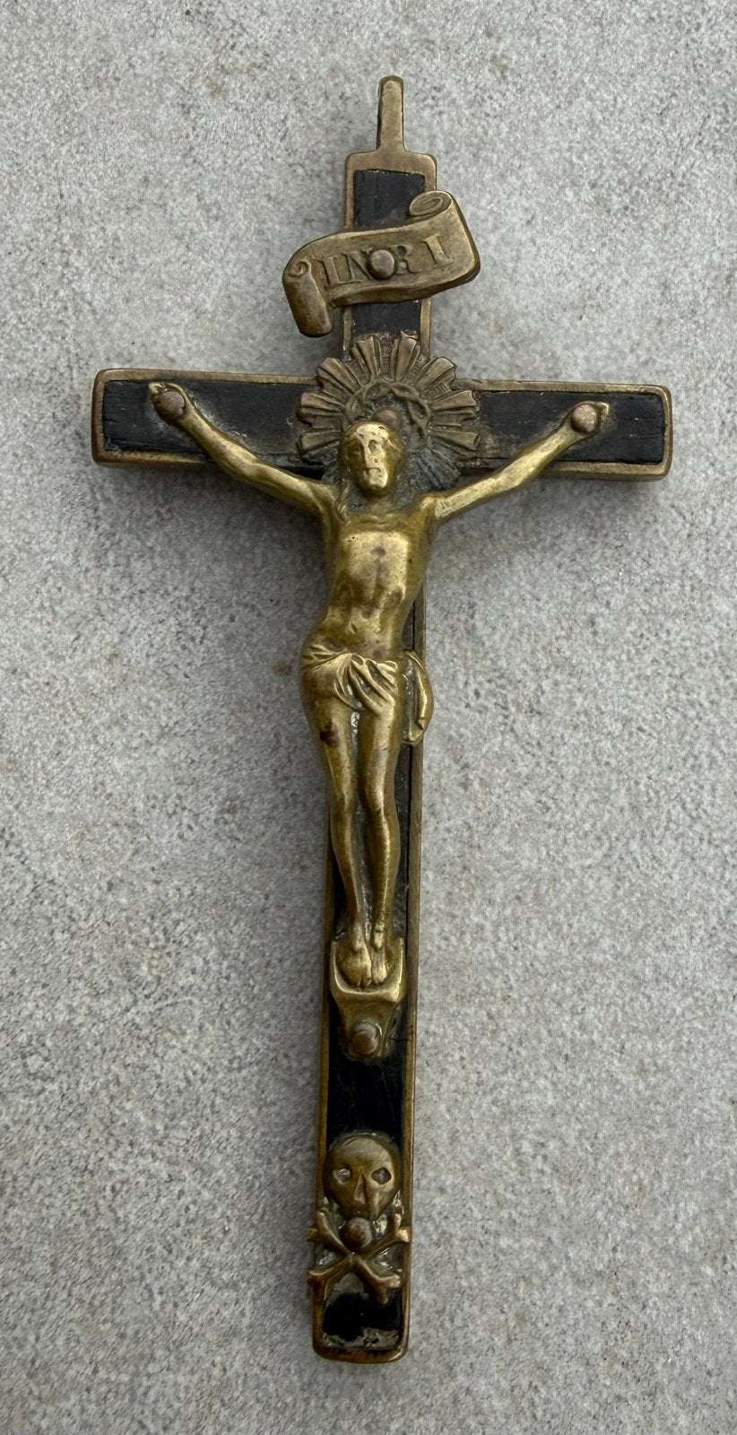 Antiek katholiek crucifix in hout en messing/brons –19e eeuw, Collections, Religion, Comme neuf, Enlèvement ou Envoi