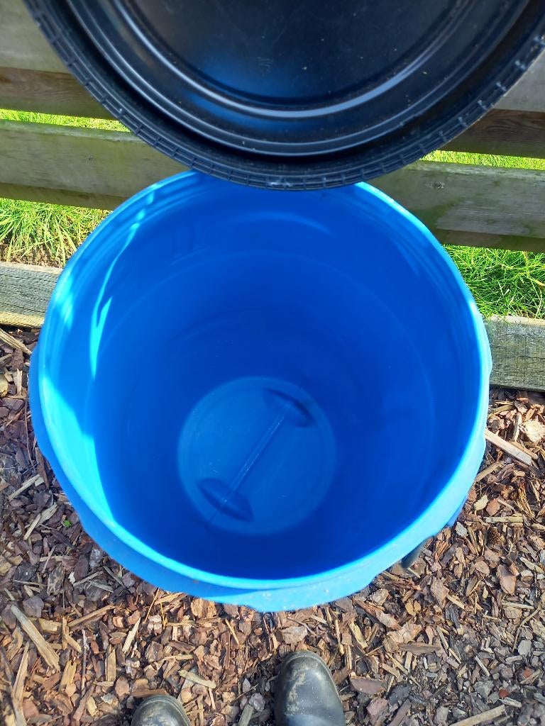Plastiek vaten, Dieren en Toebehoren, Ophalen, Zo goed als nieuw