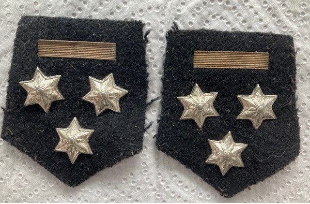 Miroir à col uniforme-noir-3 étoiles argentées+rayure dorée, Collections, Envoi, Armée de terre, Emblème ou Badge