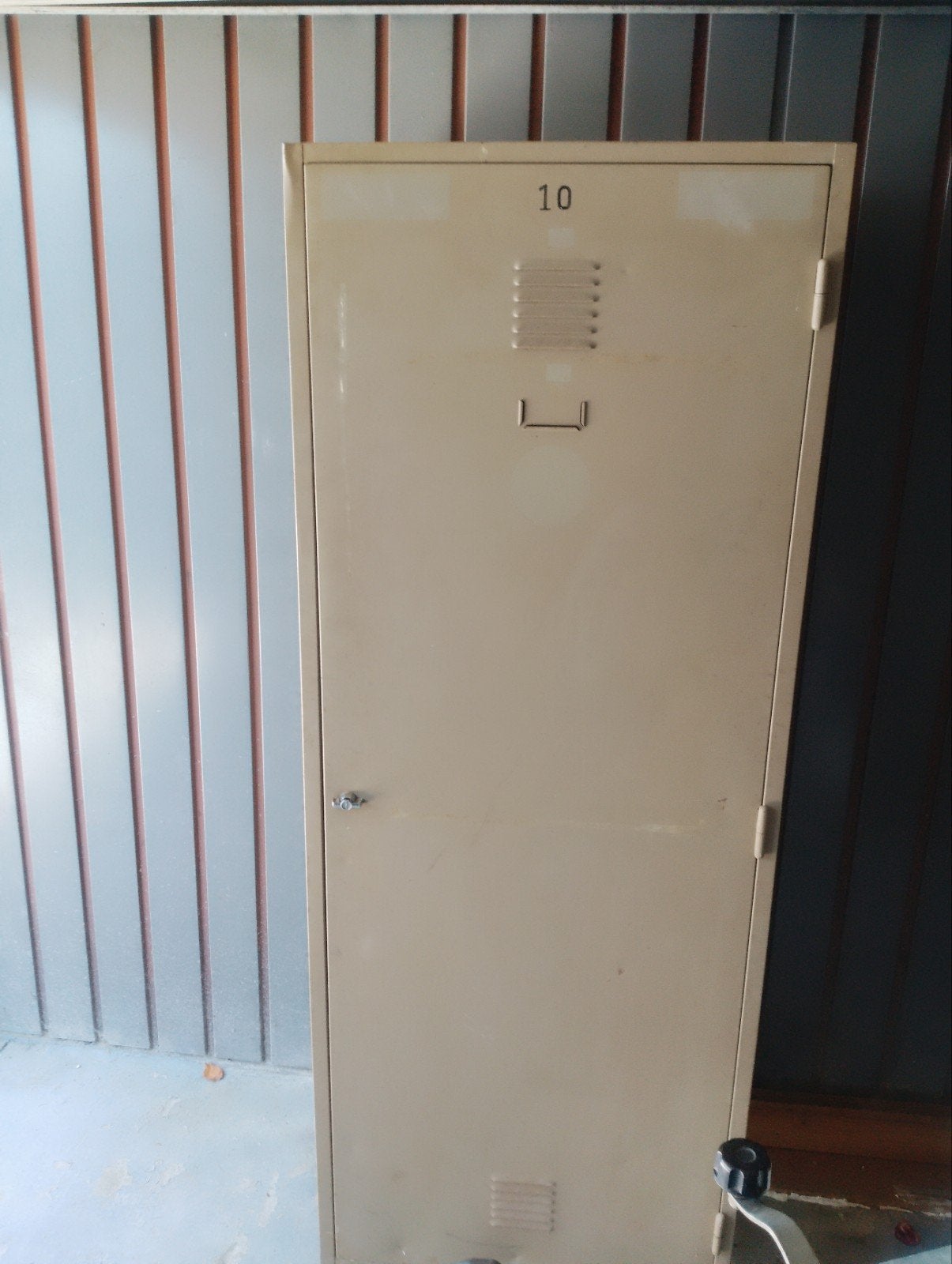 Armoire métallique pour vêtements de travail et chaussures., Enlèvement