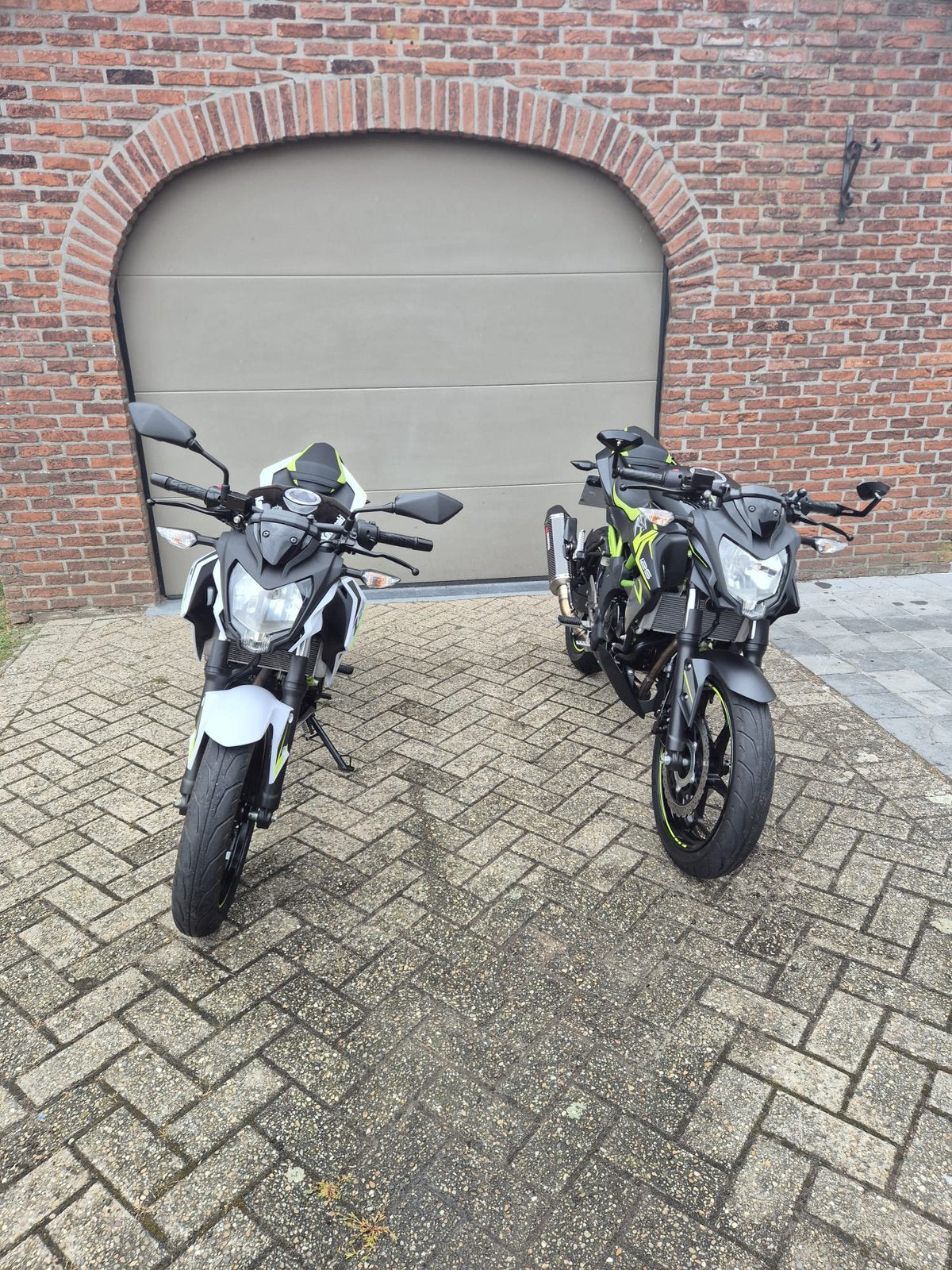 Kawasaki Z125 - 2x: wit + zwart, Motoren, Motoren | Kawasaki, Particulier, Ophalen
