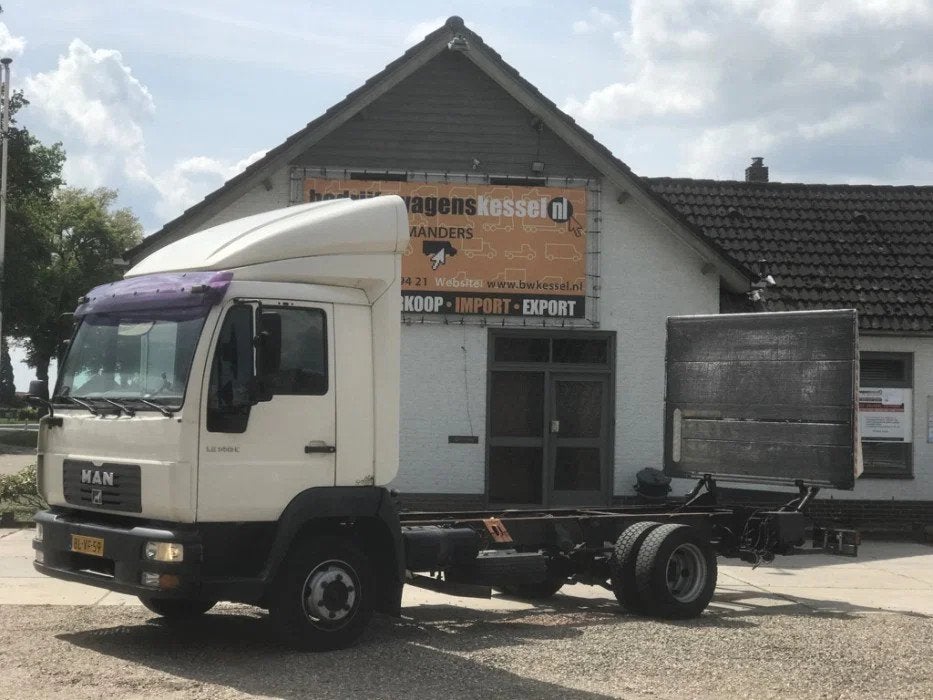 MAN LE 8.140 Chassis Laadklep (année de construction 2002), Achat, Entreprise, 2 places, Boîte manuelle