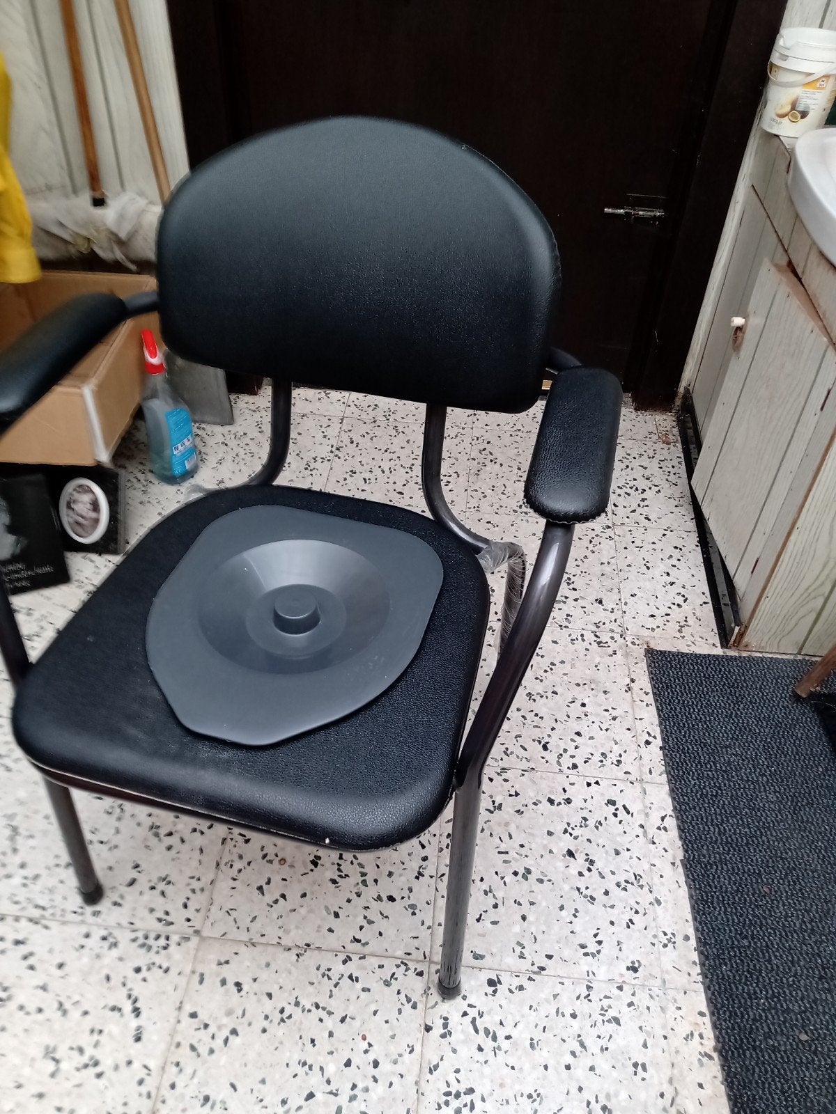 Toiletstoel zo goed als nieuw. zeer proper bijna nooit gebr, Divers, Chaises roulantes, Enlèvement, Comme neuf