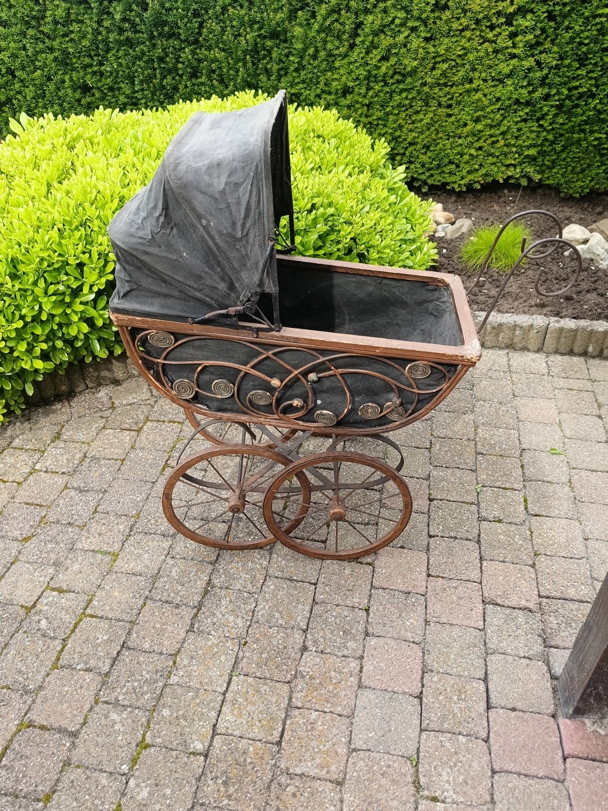 Antieke kinderwagentje., Ophalen