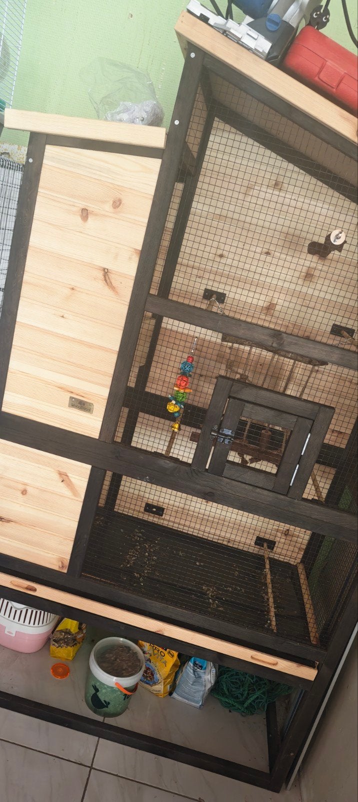 Conure et cage, Enlèvement