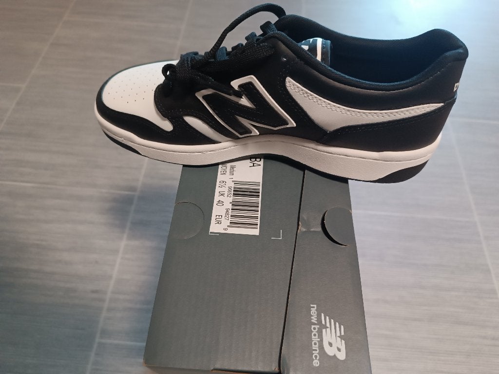 NEW BALANCE — NOUVEAU DANS LA BOÎTE, Enlèvement ou Envoi, Neuf, Chaussures