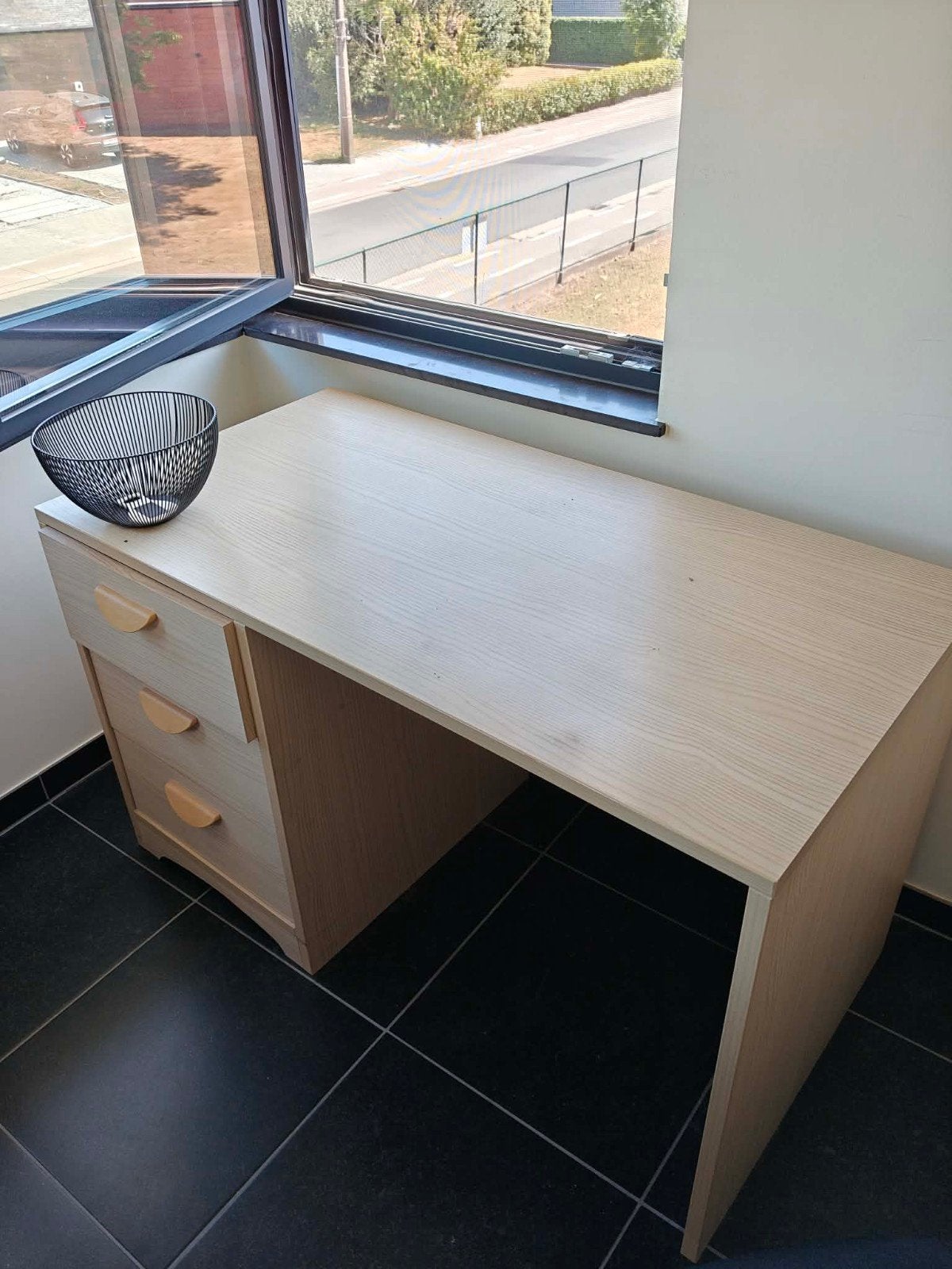 GRATIS bureau, kleine schade aan 1 hoekje, Ophalen