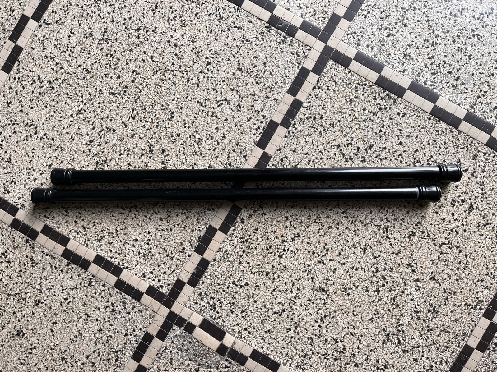 2 aanpasbare roedes / douchegordijnstangen, Collections, Stylos, Comme neuf, Enlèvement