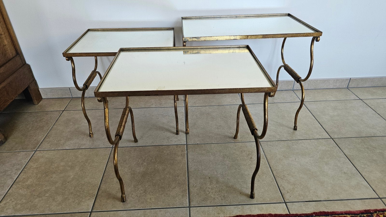 Petites tables de salon, Enlèvement