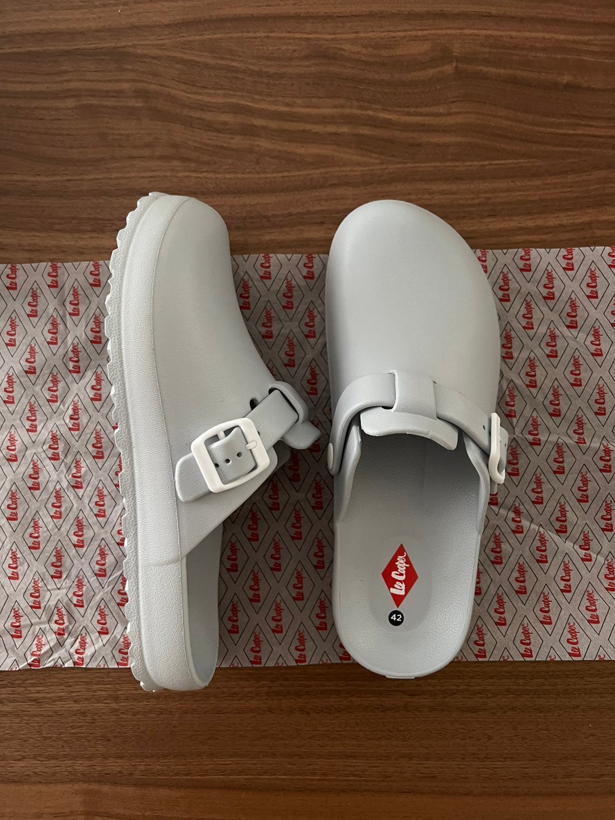 Mules Sabots Lee Cooper Percy gris clair, pointure 42, Neuf, Enlèvement ou Envoi, Autres couleurs, Sabots