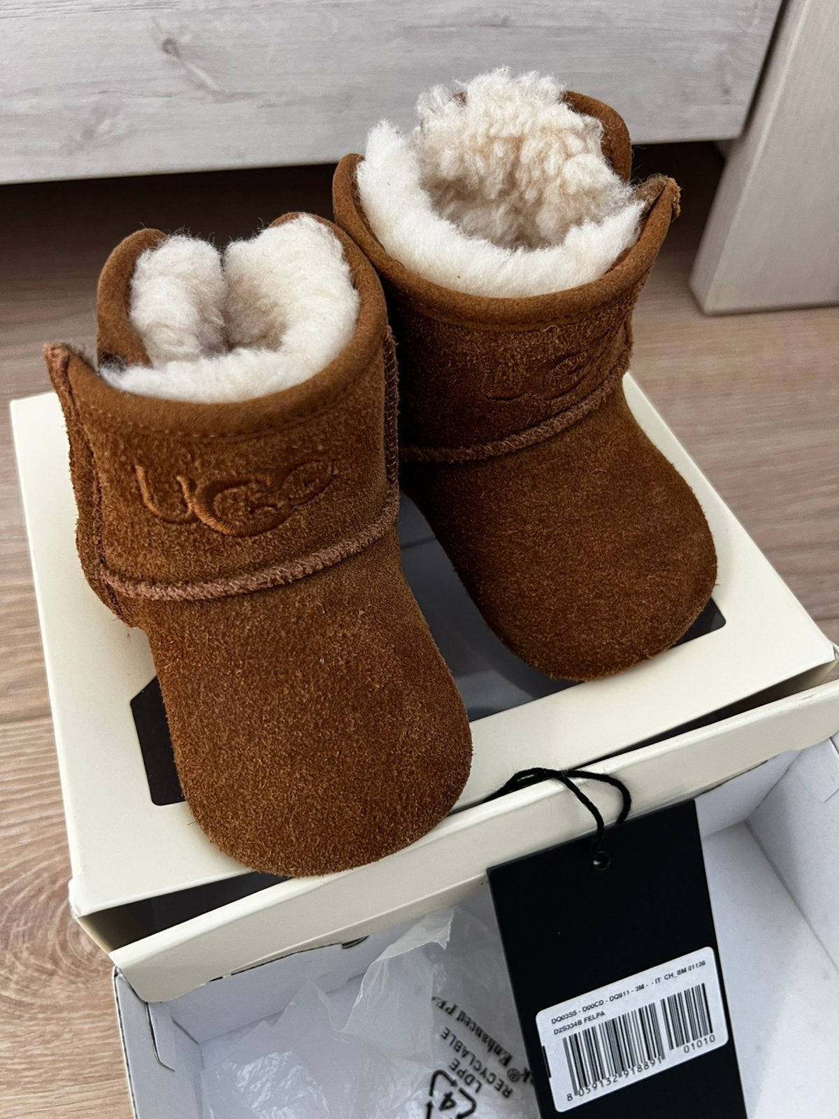 UGG babyschoen, Kinderen en Baby's, Ophalen, Zo goed als nieuw