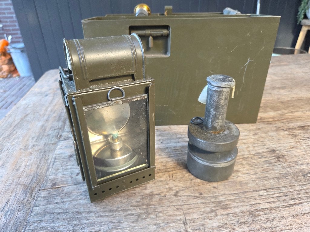 Militairen Petroleum lamp met kist en toebehoren, Antiek en Kunst, Ophalen