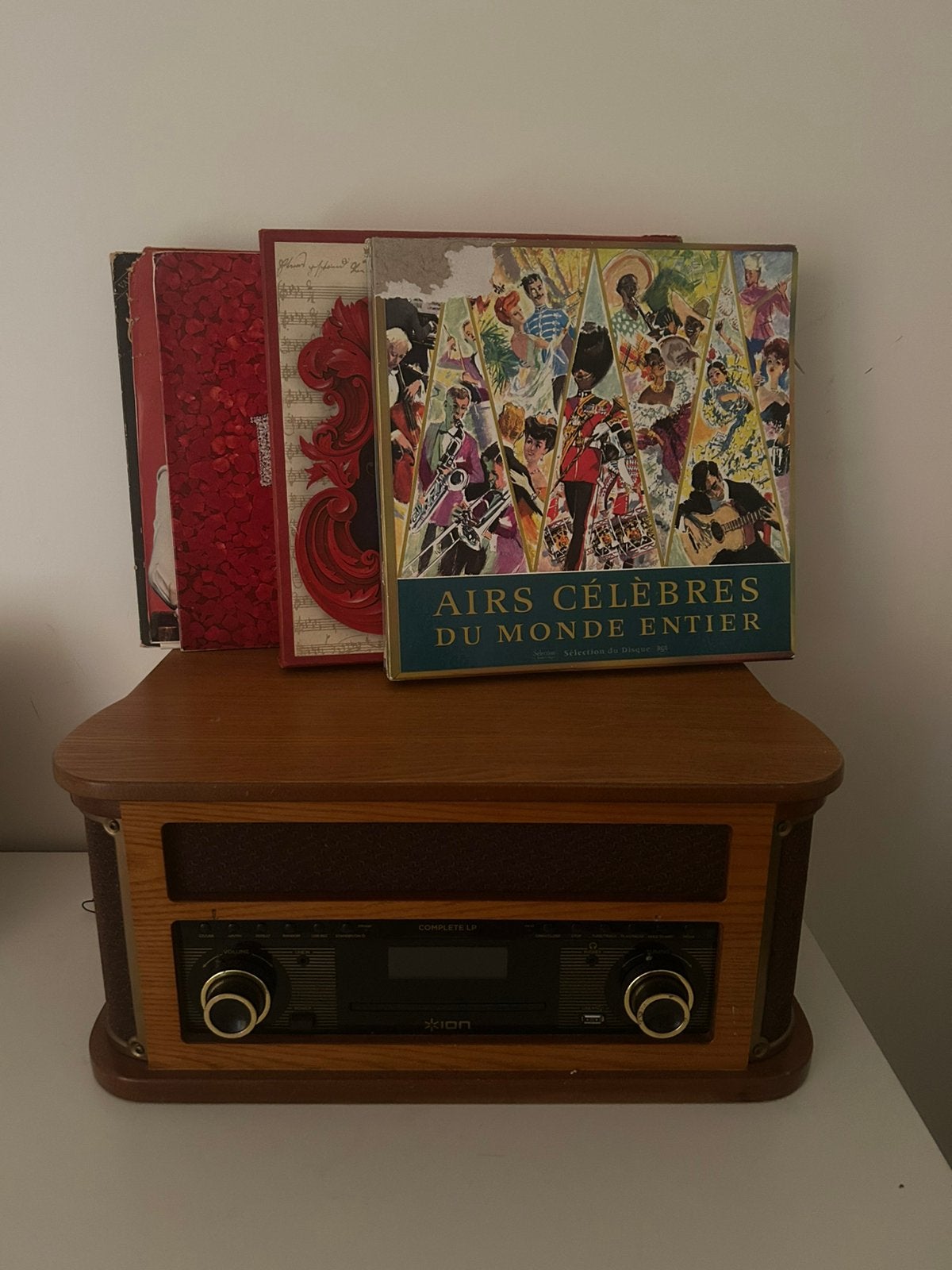 Tourne-disque rétro ION avec Bluetooth,cassette et 5 vinyles, Enlèvement, Comme neuf, Appareils