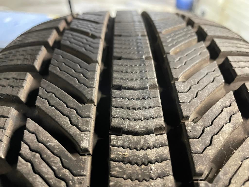 Continental 235/45 R20 in nieuwstaat, Autos : Pièces & Accessoires, Pneus & Jantes, Enlèvement, Pneus hiver