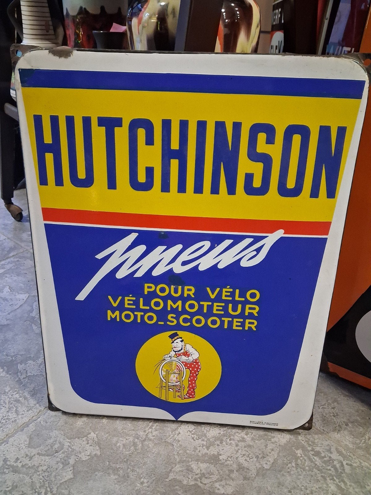 Emaille bord Hutchinson, Ophalen