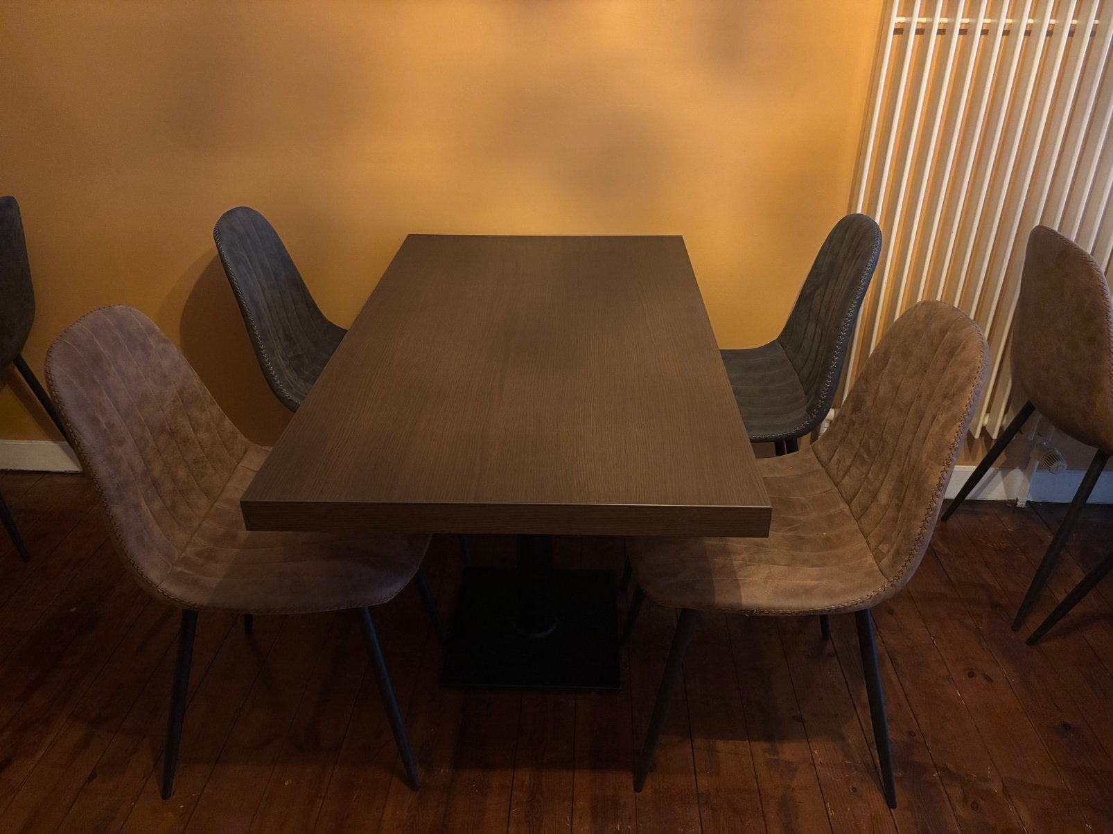Tafels en stoelen horeca, Ophalen, Zo goed als nieuw