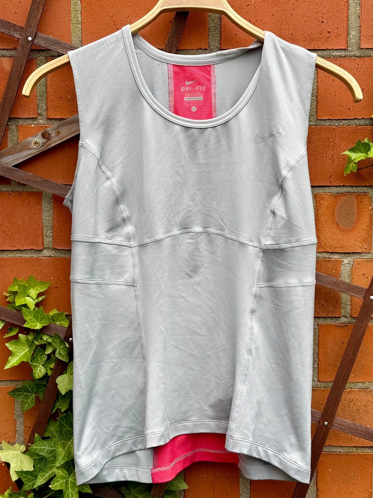 Nike DRI-FIT mouwloze sporttop – maat L, Kleding | Dames, Sportkleding, Ophalen of Verzenden, Zo goed als nieuw, Grijs, Maat 42/44 (L)