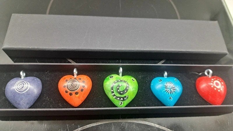 5 pendentifs cœur, faits main, Oxfam, multicolores, Neuf, Pierre ou Minéral, Autres couleurs, Enlèvement