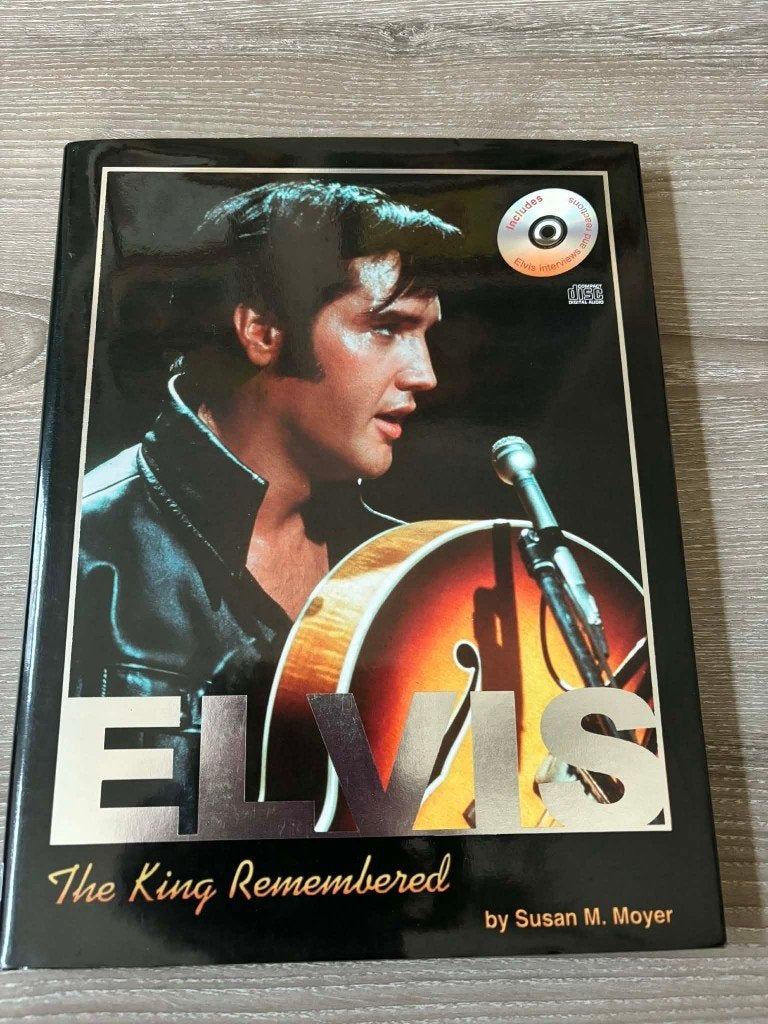 Elvis boek, The King remembered, harde kaft met bonus cd,, Ophalen of Verzenden, Nieuw, Artiest