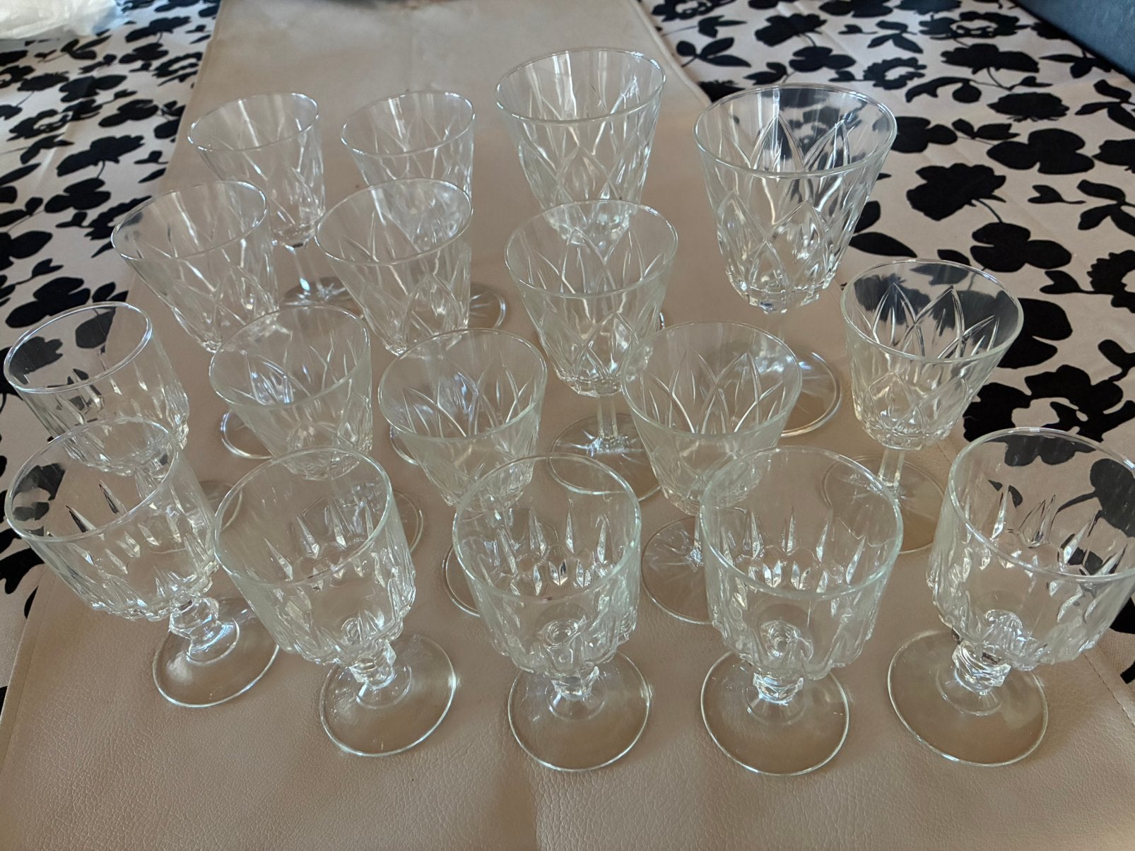 Gratuit - verres - porto/vin, Maison & Meubles, Cuisine | Vaisselle, Enlèvement, Comme neuf