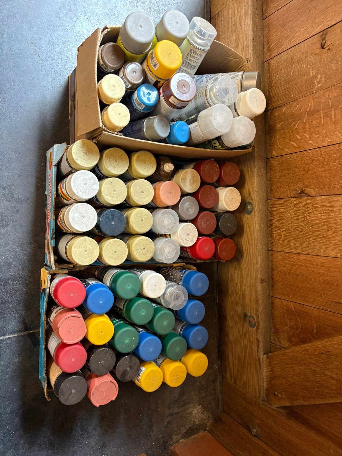 Drie dozen met spuitbussen alles gemengd., Ophalen, Zo goed als nieuw