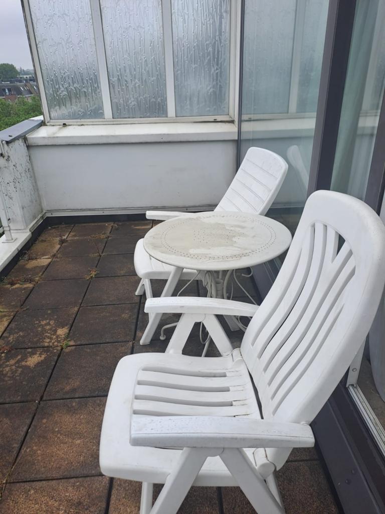 Table et 3 chaises