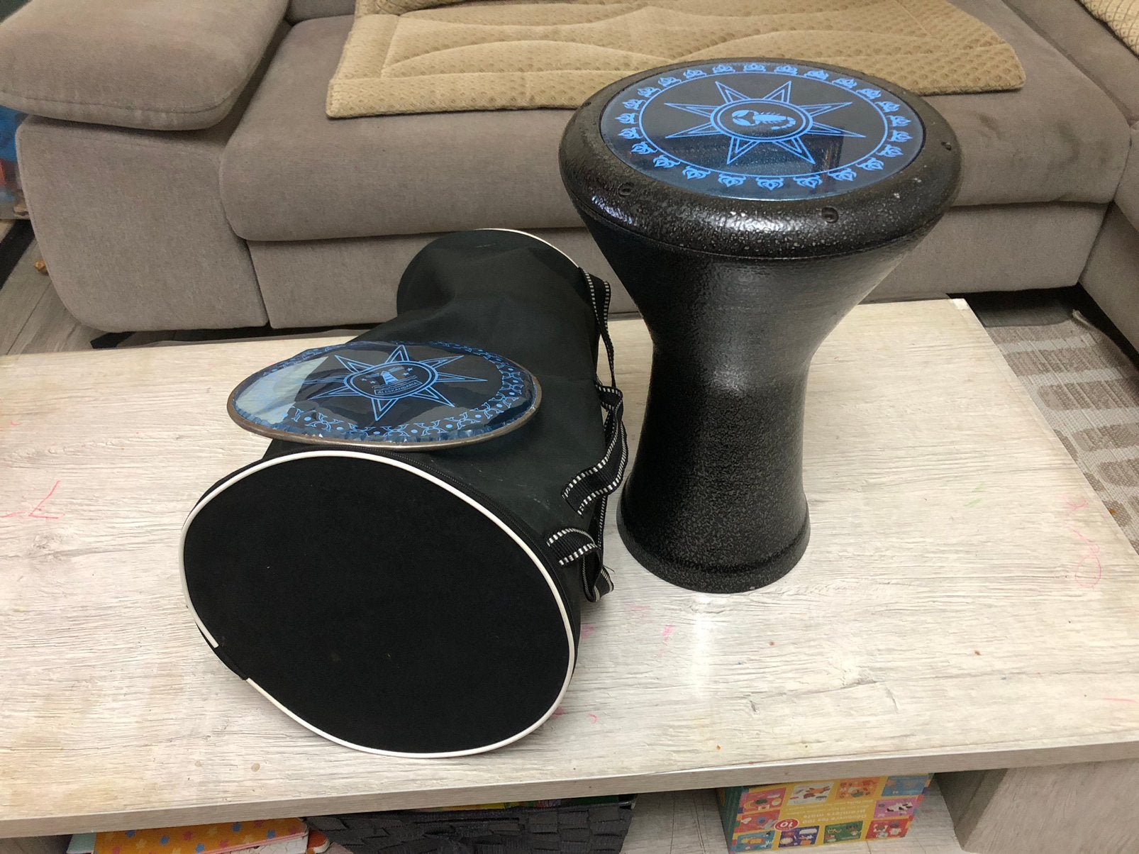Darbuka Egypte 6 vis avec sac et peau de rechange, Musique & Instruments, Enlèvement ou Envoi, Utilisé, Tambour