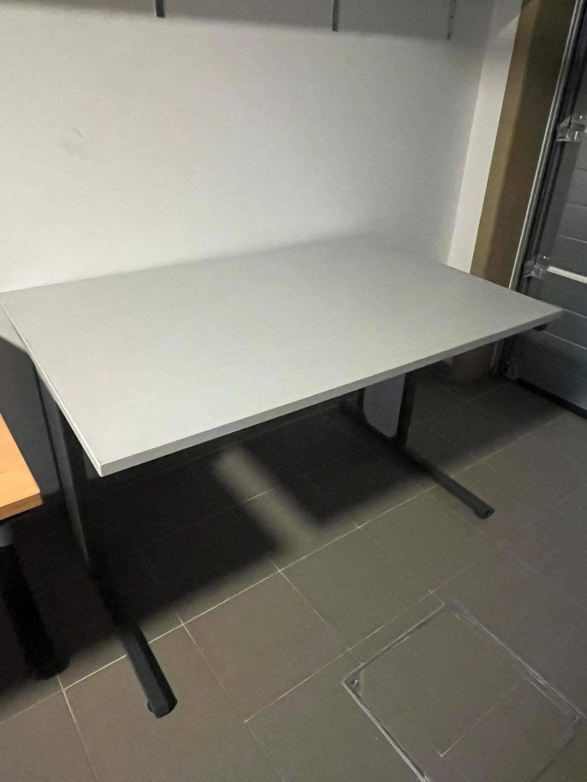 Grijs bureau, Ophalen, Zo goed als nieuw, Grijs