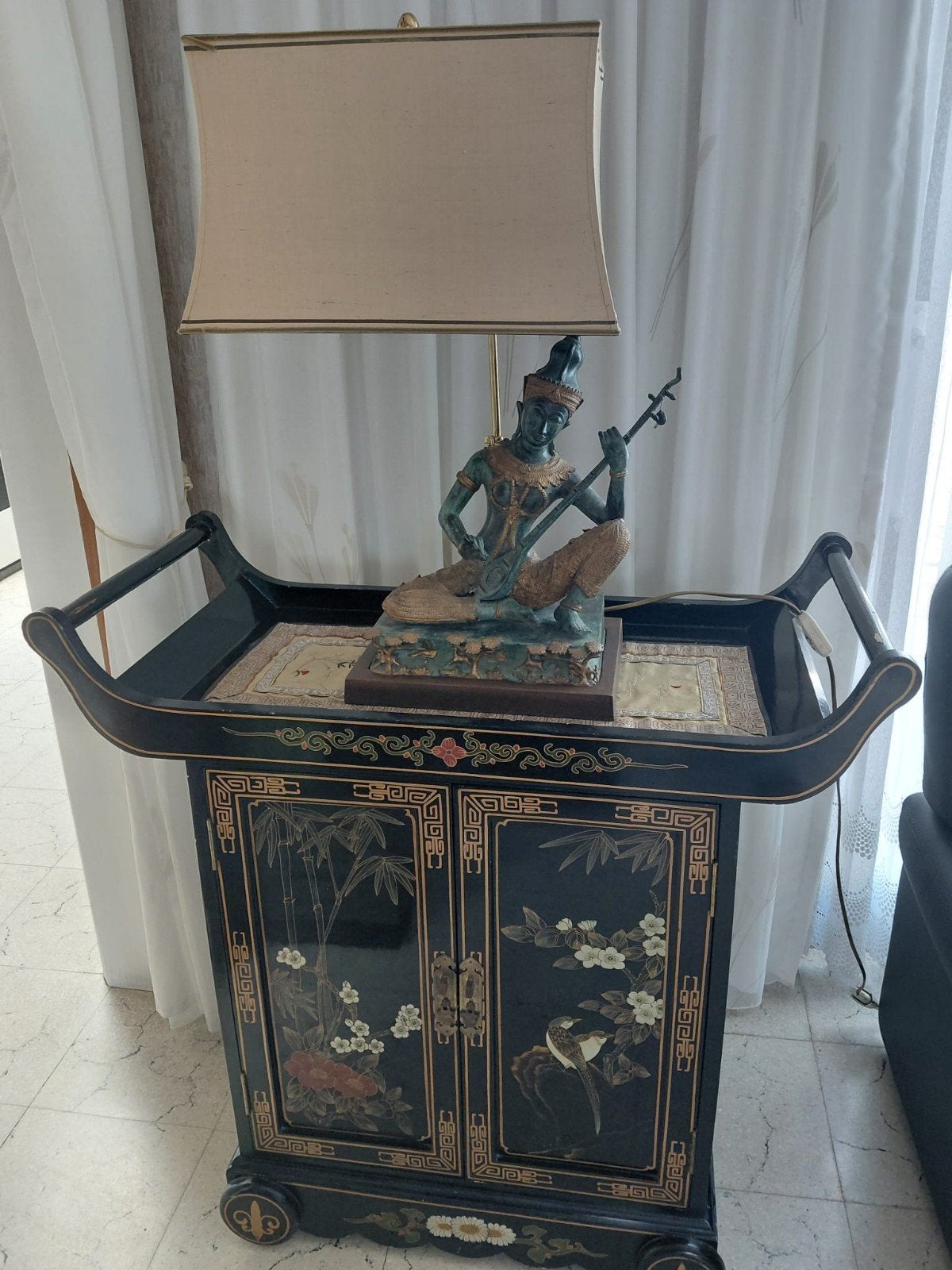 Chinese kast en lamp, Ophalen