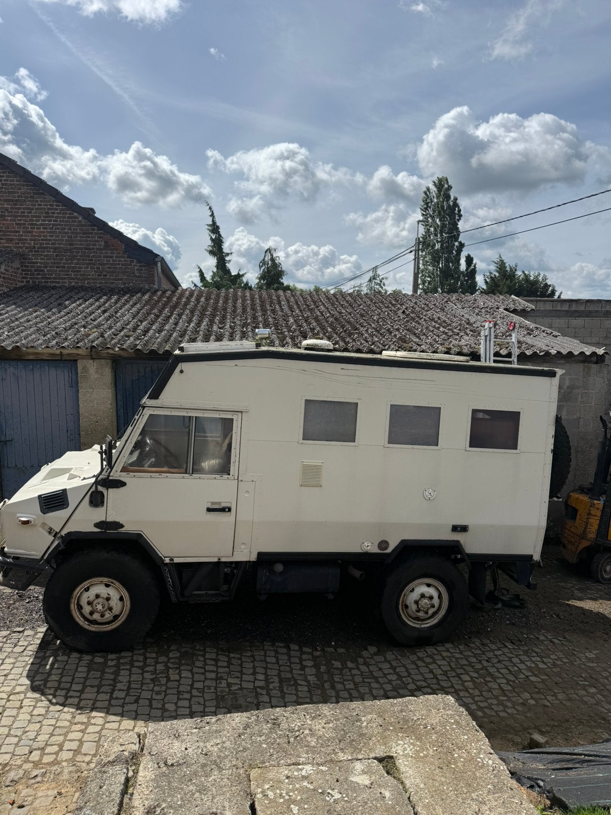 Iveco 4x4 ex-Gendarmerie aménagé camping car, Particulier, Roue de secours
