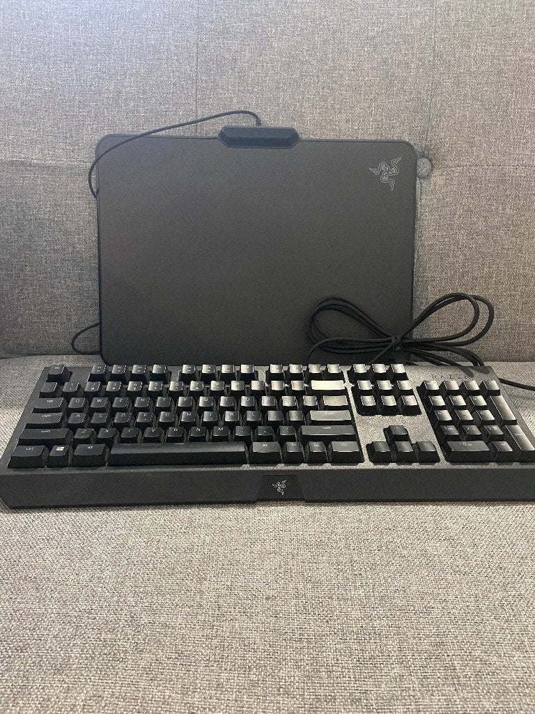 Clavier et tapis de souris, Informatique & Logiciels, Claviers, Comme neuf, Enlèvement, Razer, Qwerty