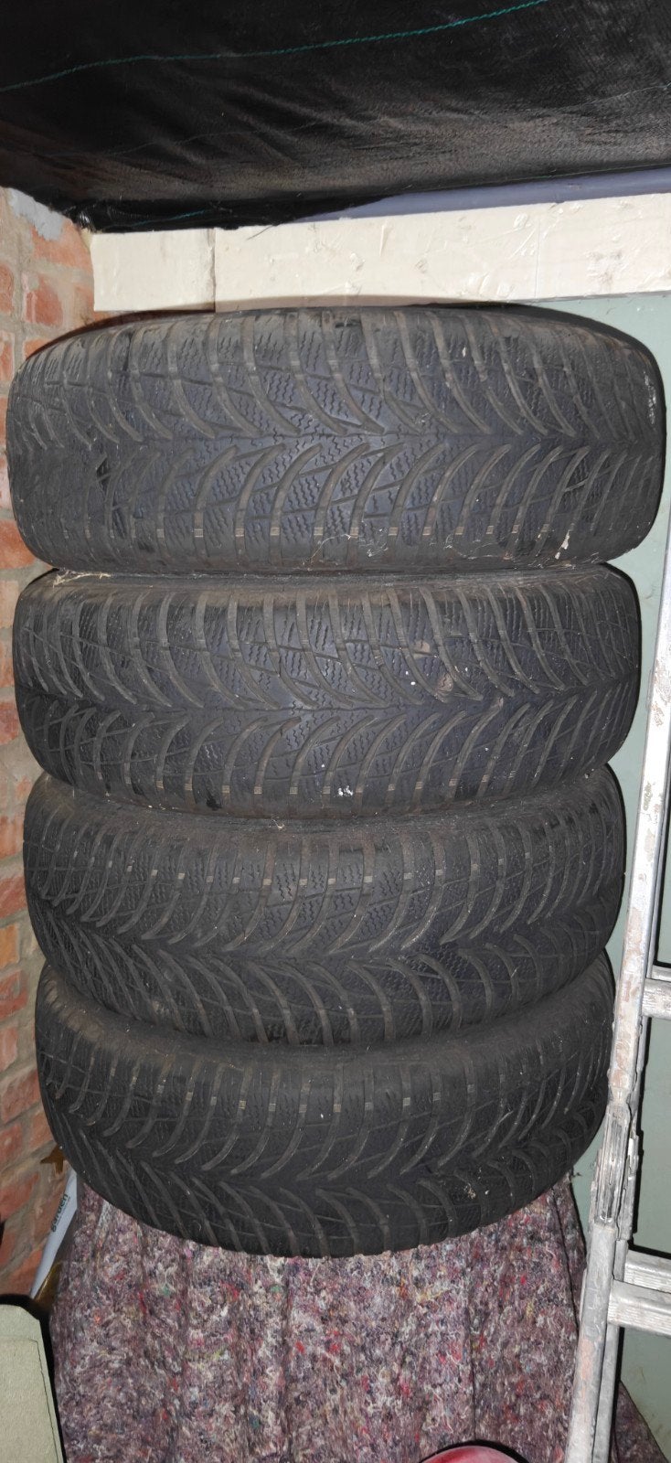 Jantes + pneus hiver Goodyear (utilisé 2 saisons), Autos : Pièces & Accessoires, 15 pouces, Pneus et Jantes, Pneus hiver, Véhicule de tourisme