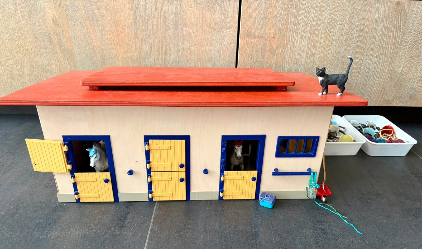 Schleich set paarden met stallen, ambulance, trailer, …, Kinderen en Baby's, Ophalen, Zo goed als nieuw